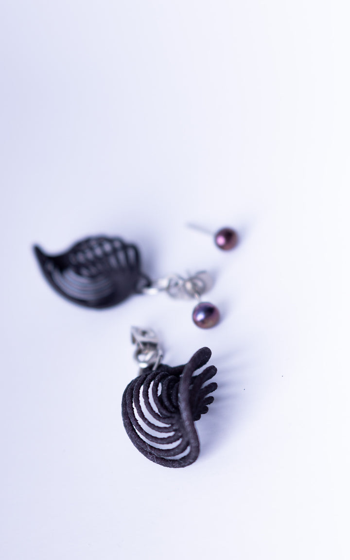 Boucles d’oreilles NEBULA &amp; Perle noires en nylon recyclé imprimé 3D avec perles noires et attache papillon ultralégère fabriquée au Québec