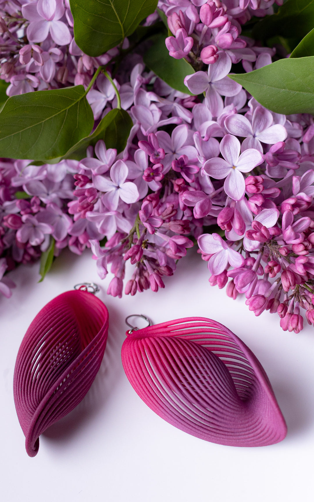 Boucles d’oreilles OASIS hot pink ultralégères en nylon recyclé imprimé 3D avec fleurs de lilas par Vox &amp; Oz