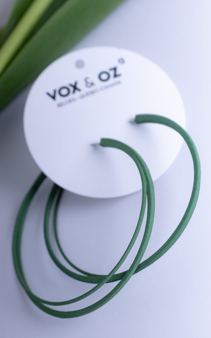 Anneaux SCOOP 7 cm vert forêt en nylon recyclé imprimé 3D — boucles d’oreilles doubles ultralégères fabriquées au Québec par Vox &amp; Oz