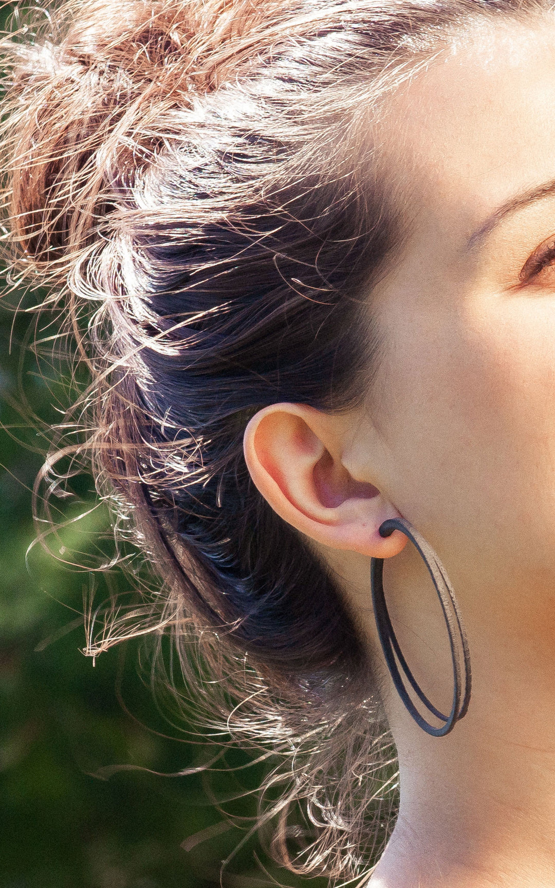 Les anneaux doubles Scoop 7cm de Vox & Oz, Couleur noir. et femme aux cheveux bruns.