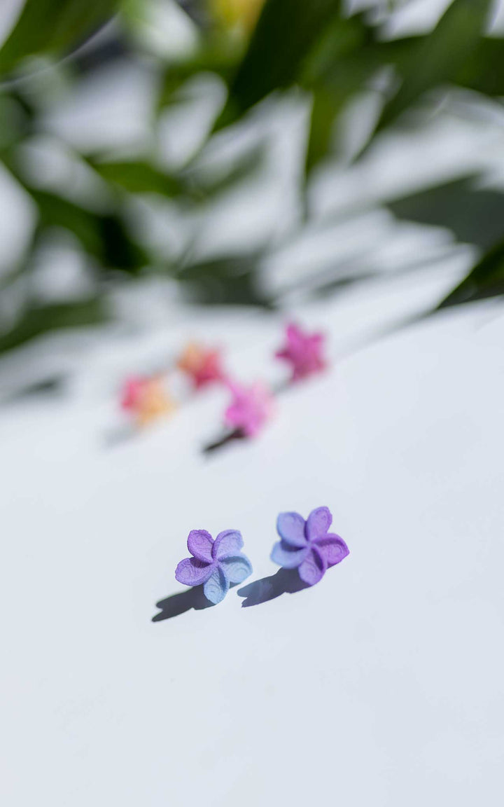 Puces OHANA couleur ombre violet – bijoux ultralégers en forme de fleur de plumeria par Vox & Oz