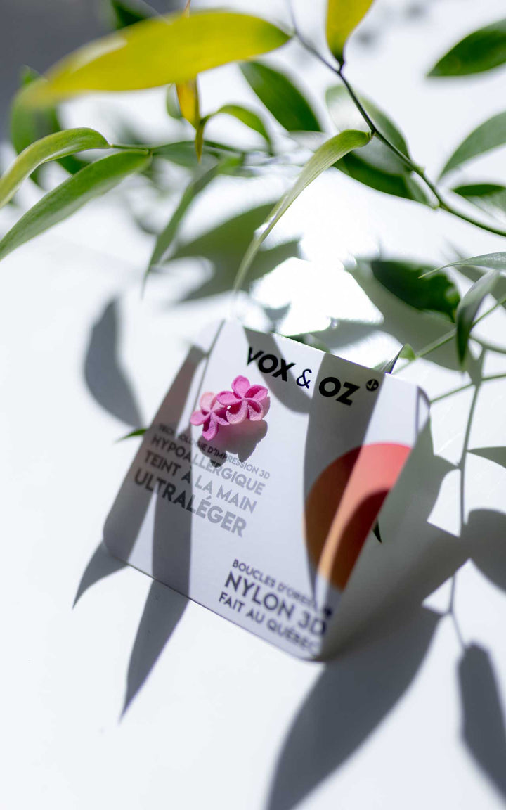 Puces OHANA couleur rose – bijoux ultralégers en forme de fleur de plumeria par Vox & Oz