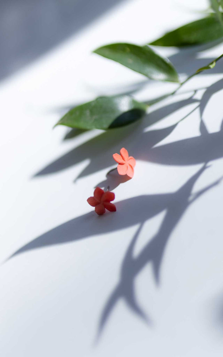 Puces OHANA couleur corail – bijoux ultralégers en forme de fleur de plumeria par Vox & Oz