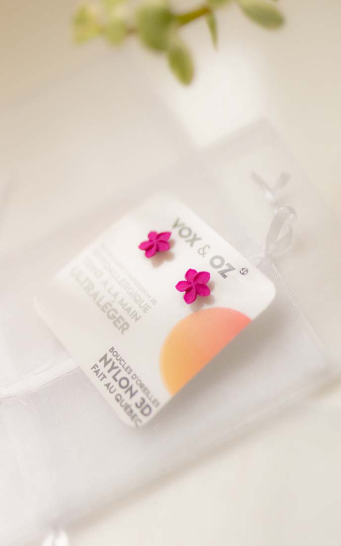 Puces OHANA couleur Fushia – bijoux ultralégers en forme de fleur de plumeria par Vox & Oz