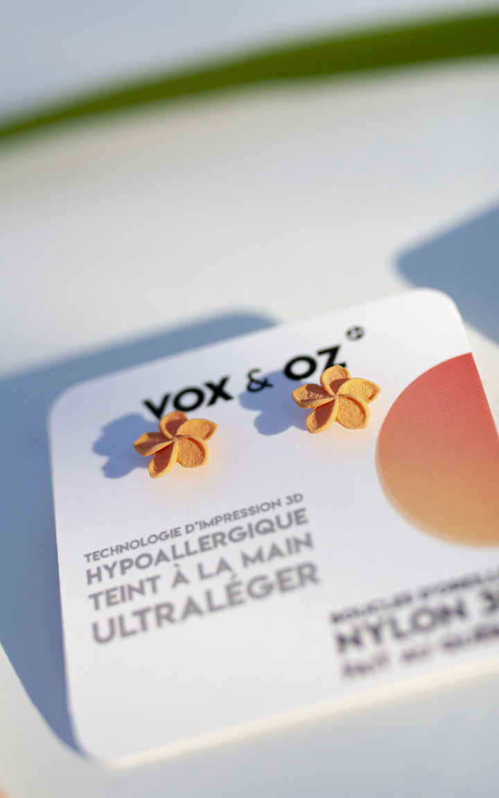 Puces d’oreilles OHANA – bijoux floraux Vox & Oz en nylon recyclé, fleur de plumeria, impression 3D, fait au Québec