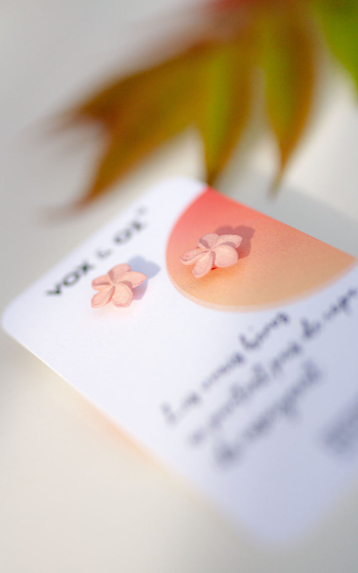 Puces d’oreilles OHANA – bijoux floraux Vox & Oz en nylon recyclé, fleur de plumeria, impression 3D, fait au Québec