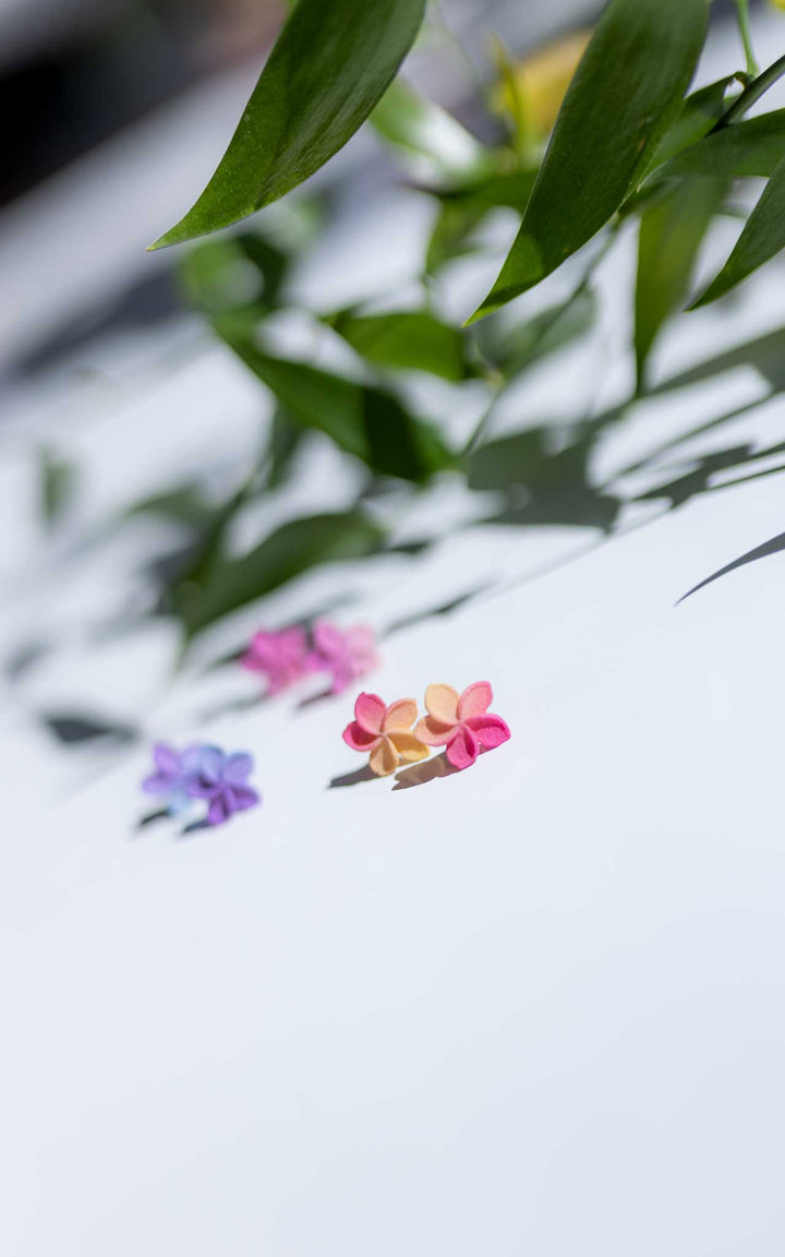 Puces OHANA couleurde type tiedye – bijoux ultralégers en forme de fleur de plumeria par Vox & Oz