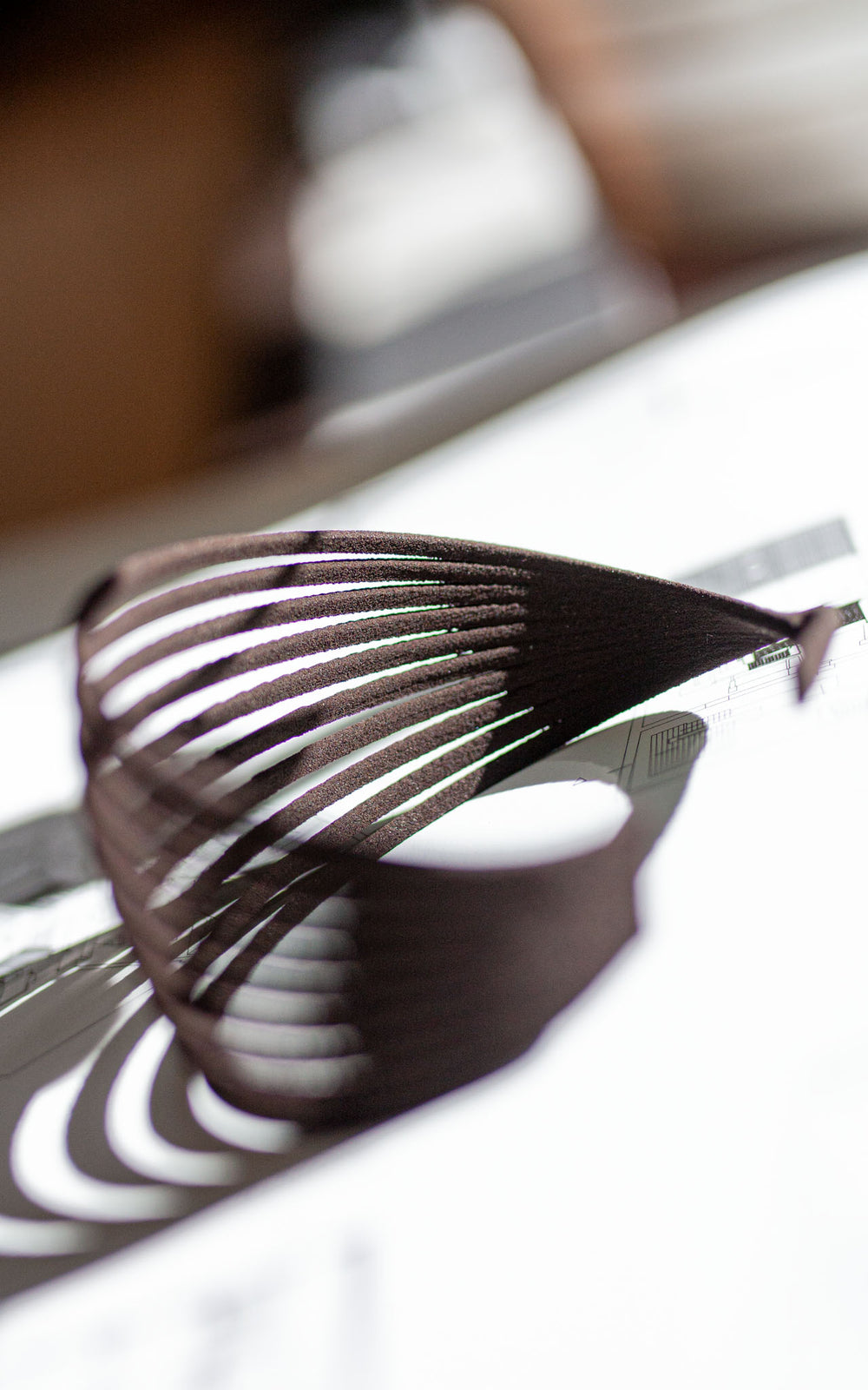 Le bracelet Lagertha couleur noir de Vox & Oz. Ce bracelet au design multi-rangs par espaces réguliers. fond blanc.