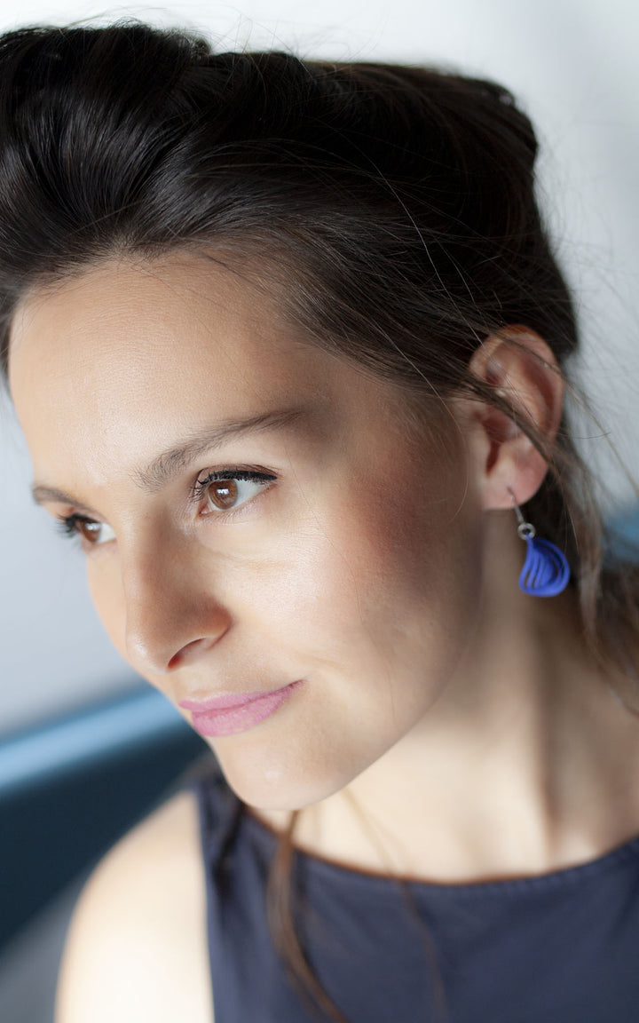 Les boucles d'oreilles NEBULA couleur bleues. Vox & Oz. 