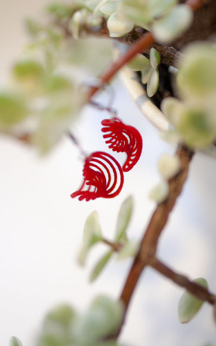 Les boucles d'oreilles NEBULA couleur rouges. Vox & Oz. 