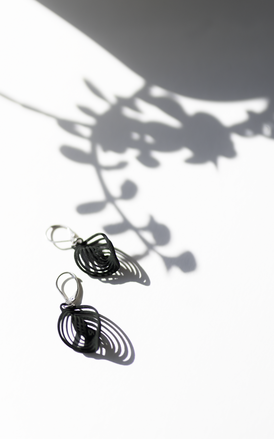 Les boucles d'oreilles NEBULA couleur noire. Vox & Oz. 