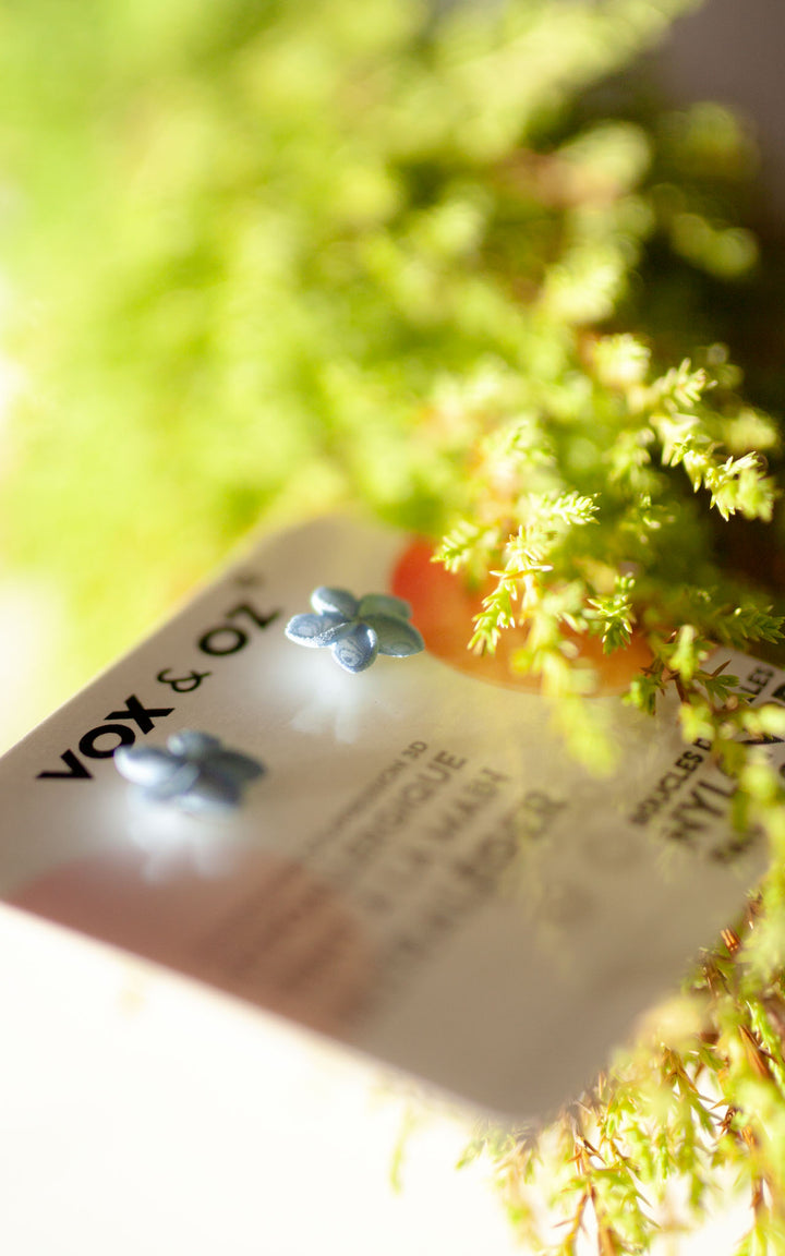 Puces OHANA couleur turquoise– bijoux ultralégers en forme de fleur de plumeria par Vox & Oz