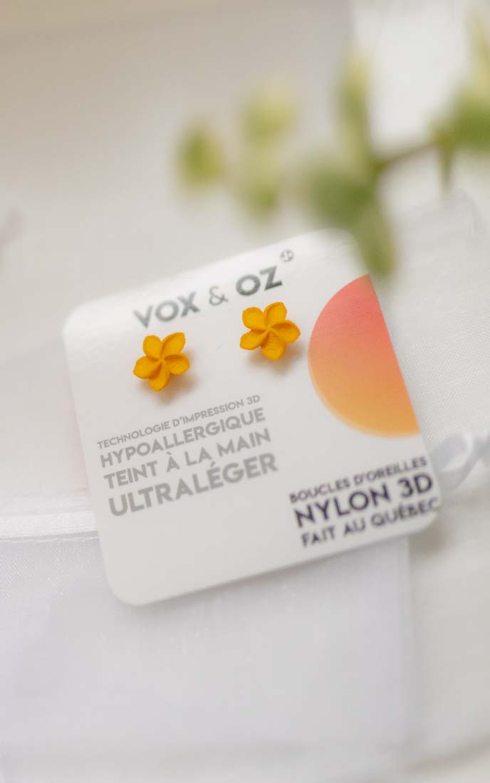 Puces OHANA couleur mango – bijoux ultralégers en forme de fleur de plumeria par Vox & Oz