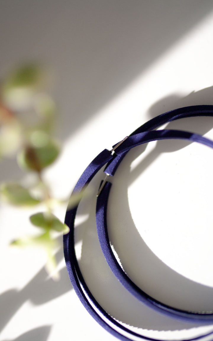 Les anneaux doubles Scoop 7cm de Vox & Oz, Couleur indigo