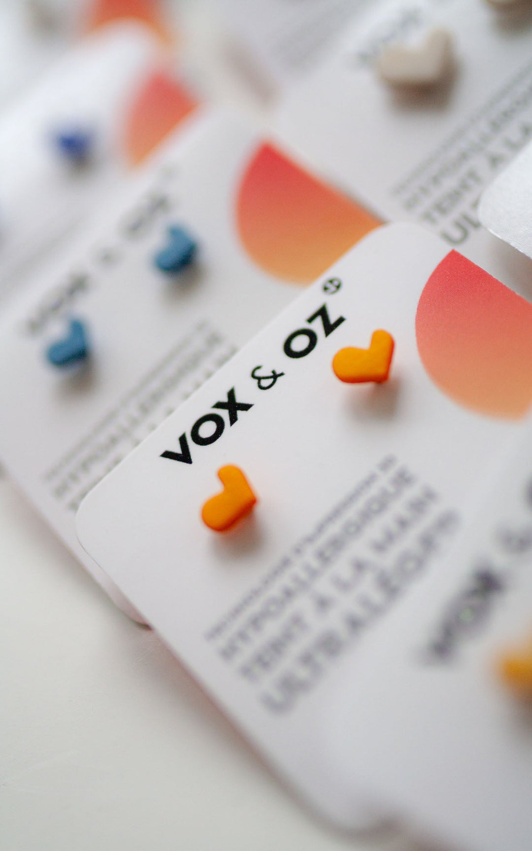 Boucles d’oreilles mango cœur Mini-Z’amour en nylon recyclé – Vox & Oz"