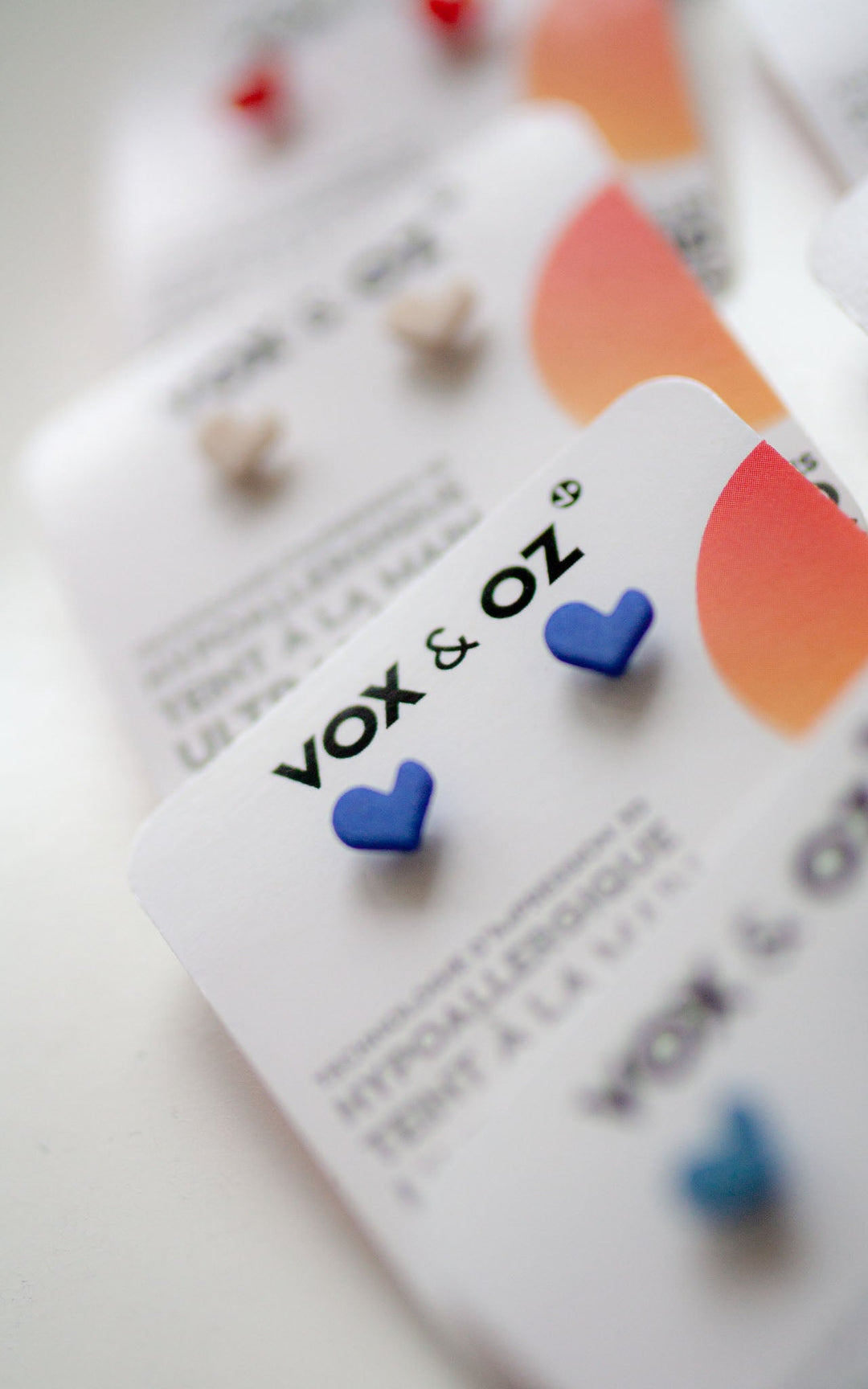 Boucles d’oreilles bleu saphir cœur Mini-Z’amour en nylon recyclé – Vox & Oz"