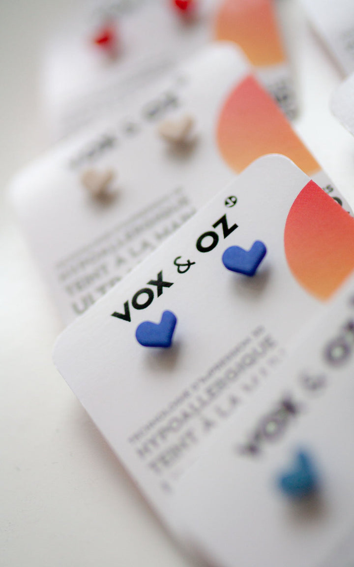 Boucles d’oreilles bleu saphir cœur Mini-Z’amour en nylon recyclé – Vox & Oz"