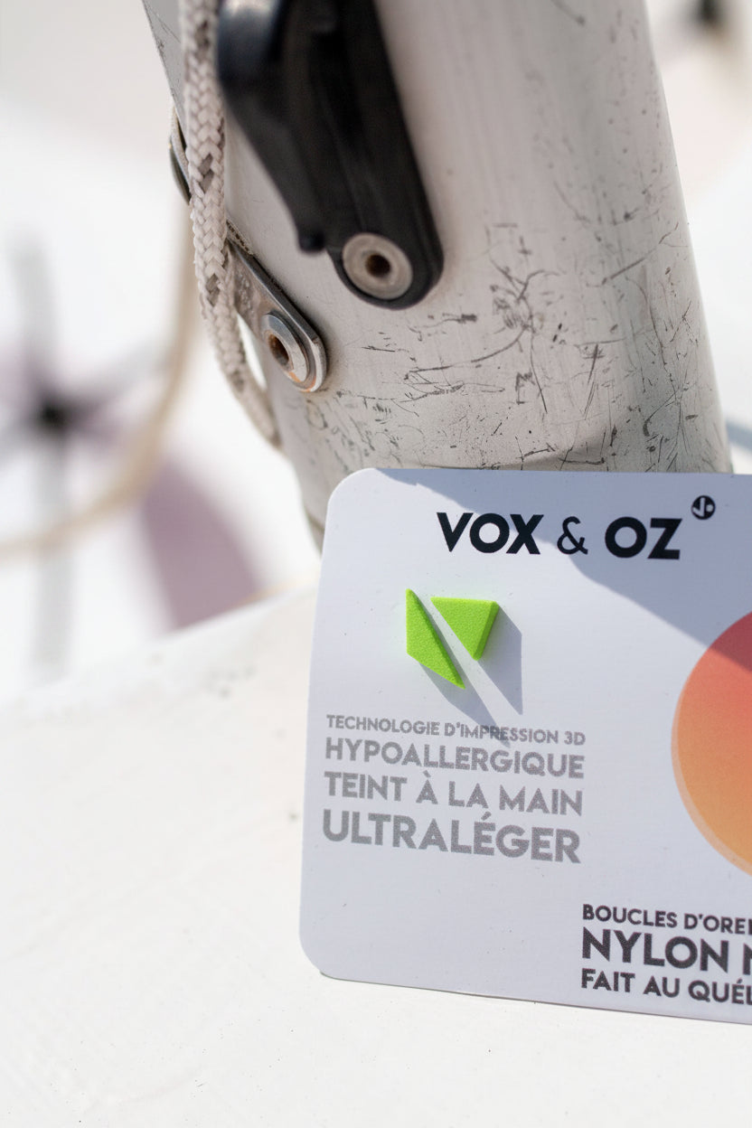 Boucles d’oreilles triangles lime Vox & Oz sur carte – nylon 3D recyclé, ultraléger, fait au Québec
