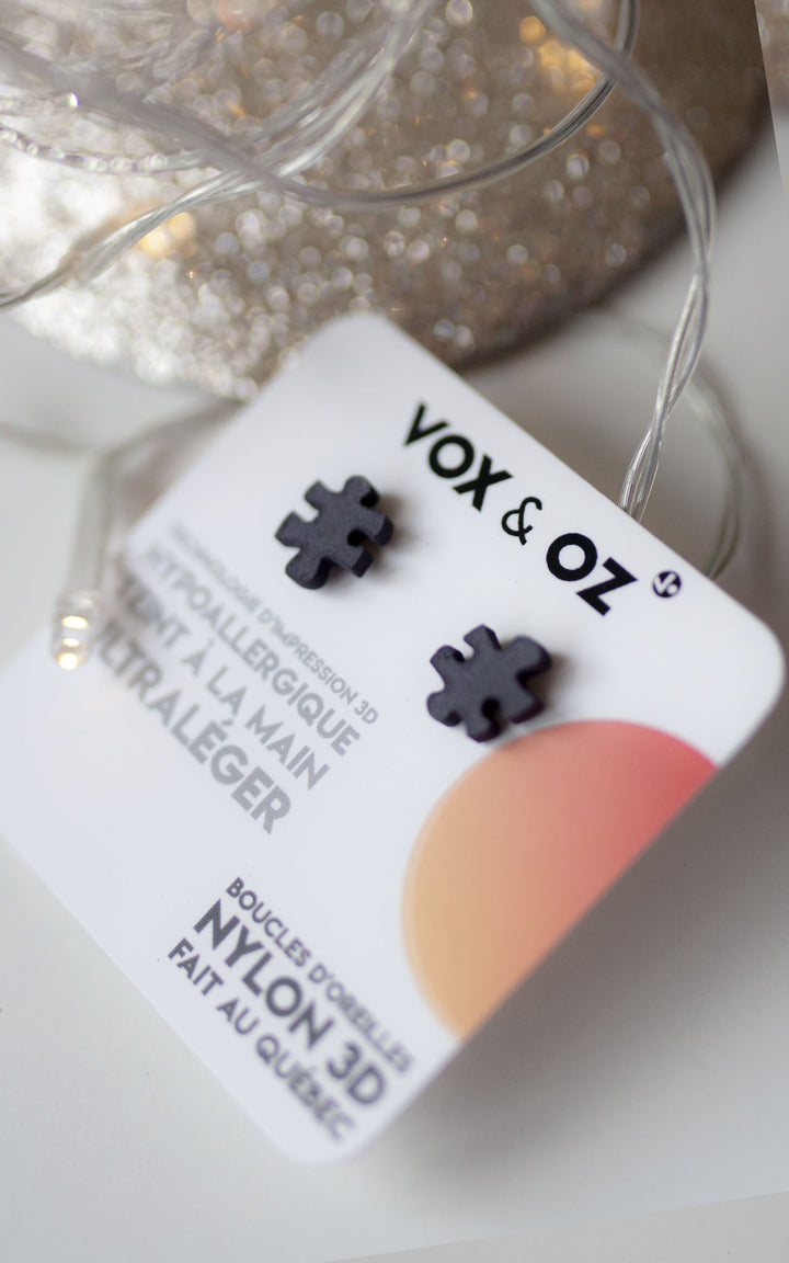 Du gris pour un bijou c’est tellement joli ! Petites boucles d’oreilles à casse-tête 3D hypoallergiques. Dimension 1 cm ( 3/8 po épaisseur ) Teintes à la main plusieurs couleurs disponibles. Fait au Québec- CANADA. Une touche originale et moderne qui saura vous surprendre avec sa texture nylon 3D. *Casse tête nylon 3D à la technologie bien d'aujourd'hui! Pour ce bijou, il suffit de bien choisir votre couleur et le tour est joué ! Bijou parfait pour animer votre quotidien scolaire.